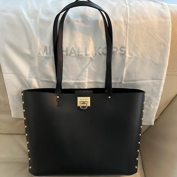 MICHAEL KORS
MANHATTAN
3551 GNCT3T
LG TOTE
LEATHER
BLACK
S978-0001
1 - Picture 1 of 9